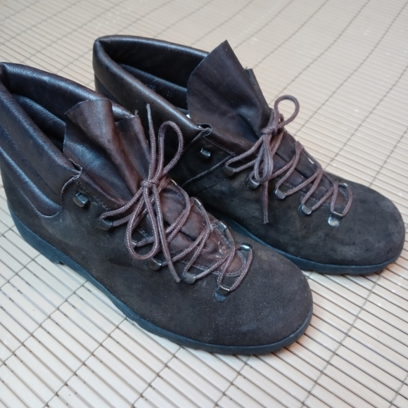 Trotters women's brown suede Vibram lug sole lace boot. A24pm - Picture 1 of 10